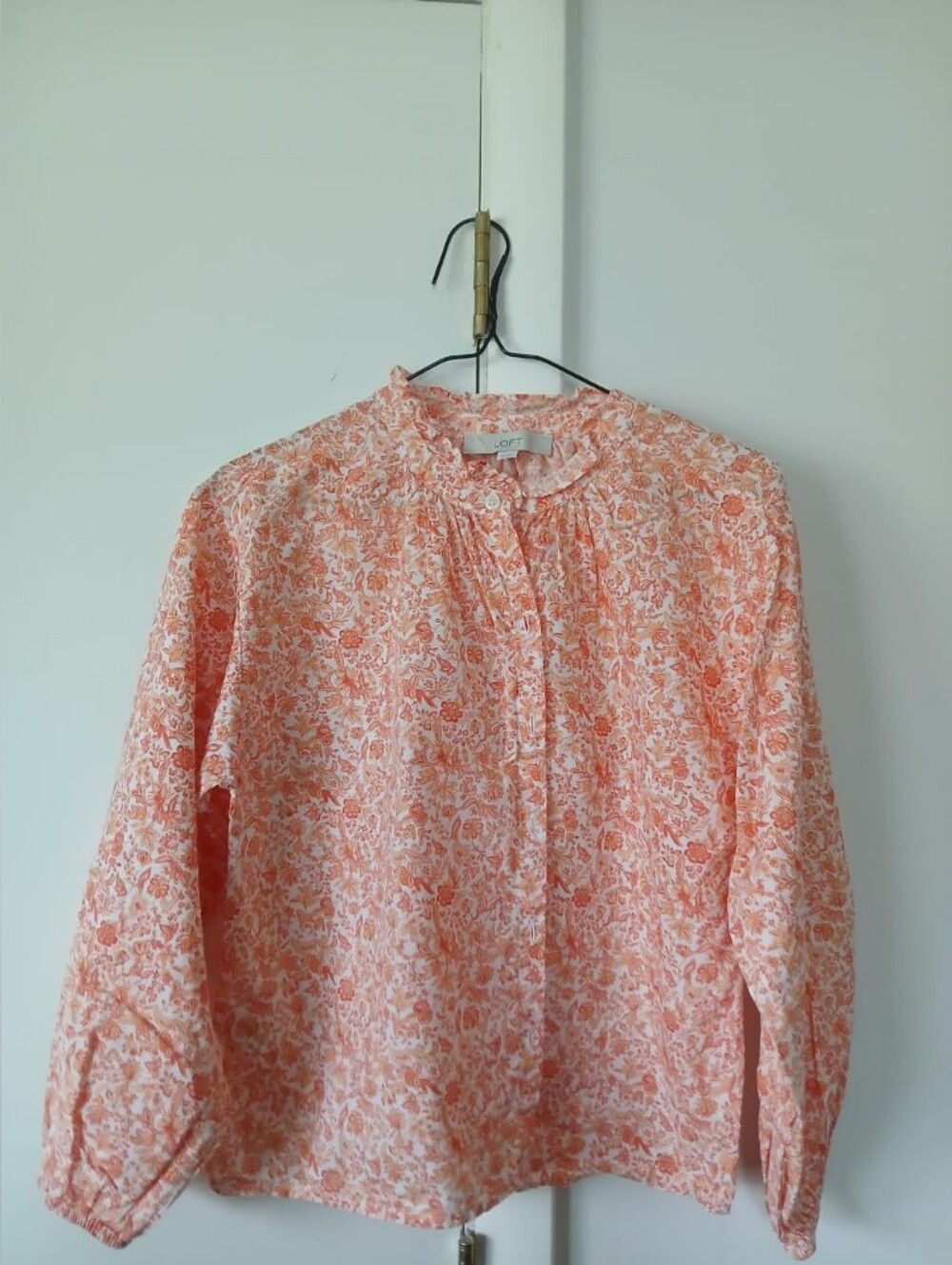 Loft Cotton floral Button Front Shirt Blouse Size XS White Coral Long Sleeve